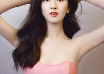 Triệu Lộ Tư lép vế khi đụng hàng với đàn em Cbiz